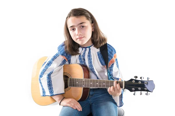 Preteen menina tocando guitarra — Fotografia de Stock