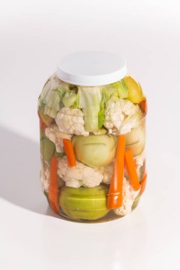 Bir kavanozda sebze pickled