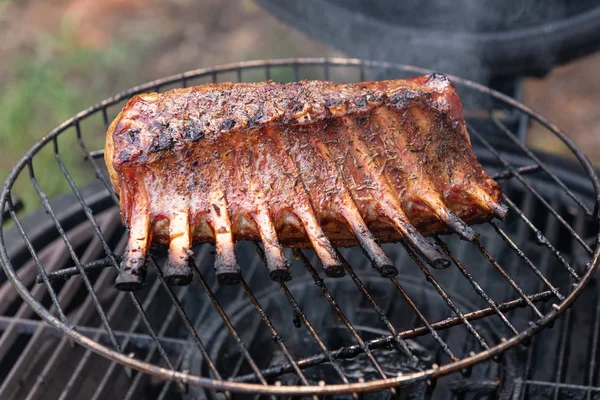 Rack di agnello marinato alla griglia — Foto Stock