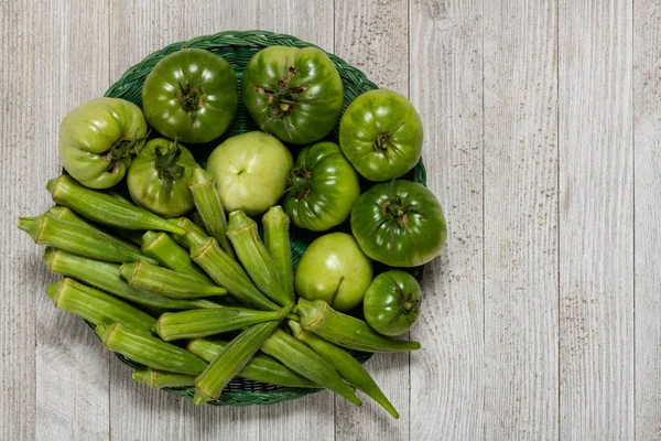 Färska gröna tomater och okra — Stockfoto