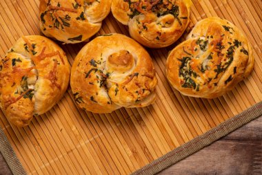 Sarımsaklı Ekmek Çörekleri