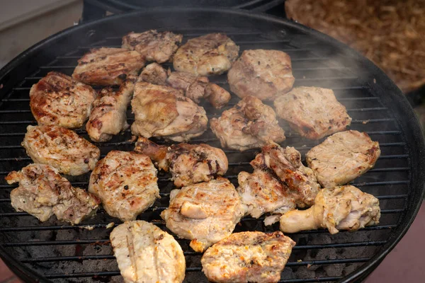 Fleisch Grillen Freien Einem Rustikalen Alten Eisengrill Und Heiße Kohlen — Stockfoto