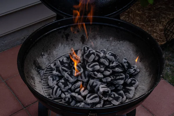 Primo Piano Fuoco Ardente Nella Griglia Barbecue Rustico Alla Sera — Foto Stock