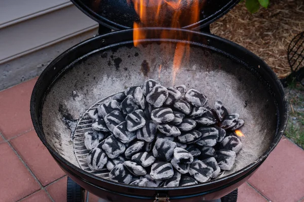 Primo Piano Fuoco Ardente Nella Griglia Barbecue Rustico Alla Sera — Foto Stock