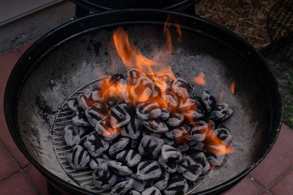 Primo Piano Fuoco Ardente Nella Griglia Barbecue Rustico Alla Sera — Foto Stock