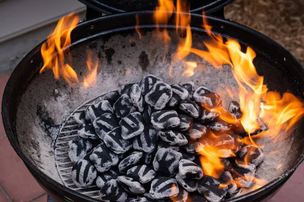 Primo Piano Fuoco Ardente Nella Griglia Barbecue Rustico Alla Sera — Foto Stock