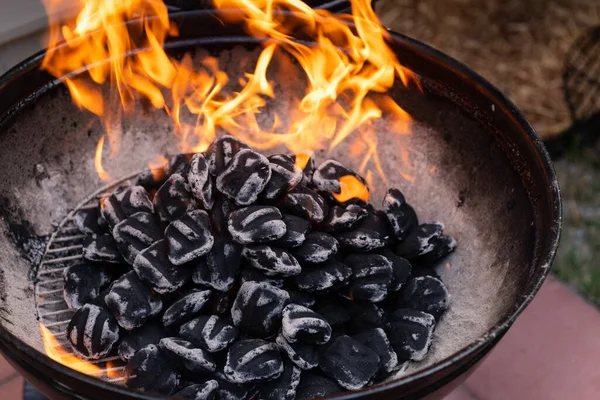 Primo Piano Fuoco Ardente Nella Griglia Barbecue Rustico Alla Sera — Foto Stock