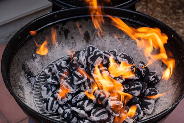 Primo Piano Fuoco Ardente Nella Griglia Barbecue Rustico Alla Sera — Foto Stock