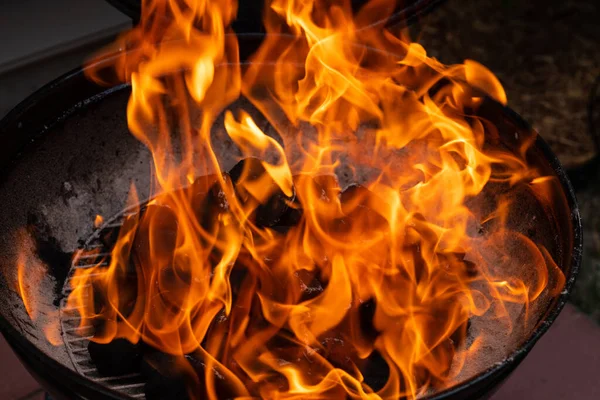 Gros Plan Sur Feu Dans Barbecue Rustique Soir — Photo