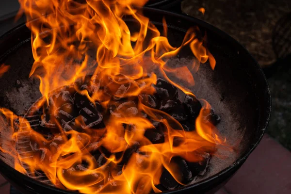 Primo Piano Fuoco Ardente Nella Griglia Barbecue Rustico Alla Sera — Foto Stock