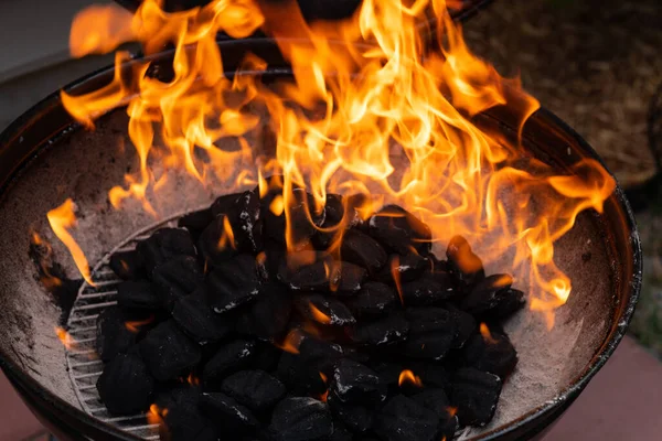 Primo Piano Fuoco Ardente Nella Griglia Barbecue Rustico Alla Sera — Foto Stock