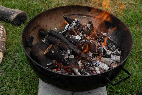 Gros Plan Sur Feu Dans Barbecue Rustique Soir — Photo