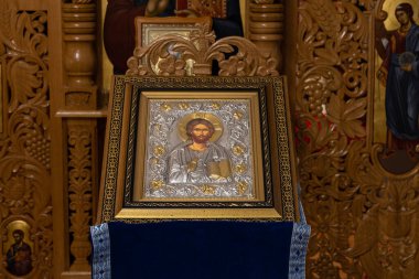 Kilise kürsüsünde bir ortodoks ikonu. İbadet edenler kiliseye girdiklerinde bu ikonu öpüp haç çıkaracaklar..