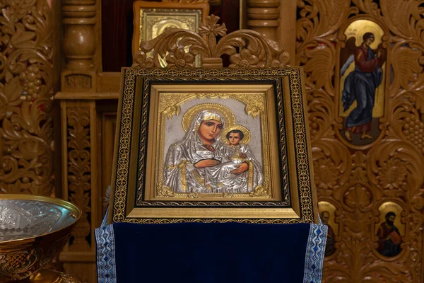 Православная Икона Церковном Иконостасе Верующие Войдут Церковь Поцелуют Эту Икону — стоковое фото