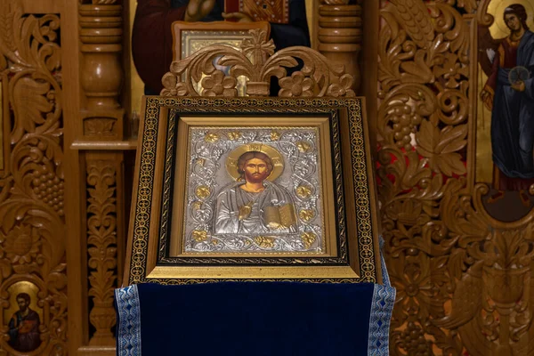 Православна Ікона Церковній Пульпі Коли Церкву Входять Шанувальники Вони Цілують — стокове фото
