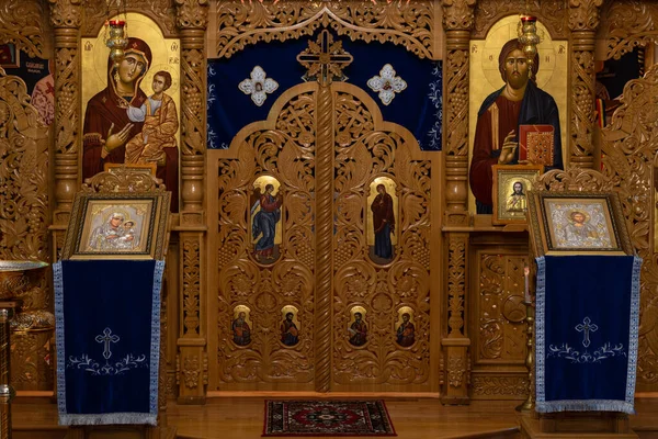 Православные Иконы Иконостас Крупным Планом Верующие Входят Церковь Целуют Иконы — стоковое фото
