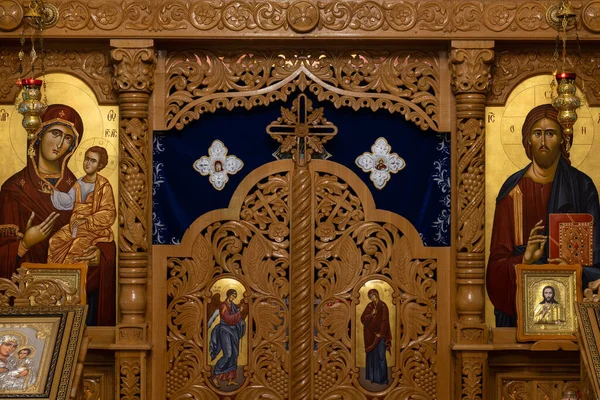 Iconos Ortodoxos Iconostasis Primer Plano Cuando Los Adoradores Entran Iglesia —  Fotos de Stock