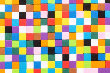 Çok renkli çocuklar santimetre küp oyuncakları öğreniyor.