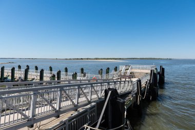 Charleston, Güney Carolina, ABD - 29 Mart 2024. Fort Sumter Ulusal Anıtı 'ndaki feribot iskelesi Charleston Limanı' na gelen ziyaretçiler için giriş noktası..