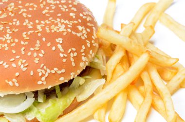 Patates kızartmalı lezzetli hamburger.