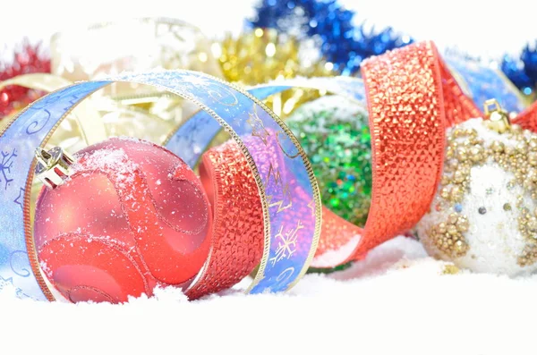 Coloridas Decoraciones Navideñas Sobre Nieve — Foto de Stock