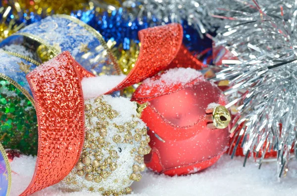 Coloridas Decoraciones Navideñas Sobre Nieve — Foto de Stock