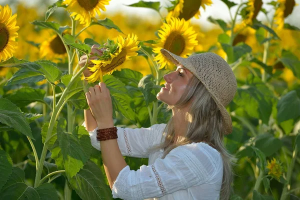 年轻漂亮的女人上盛开向日葵场的夏天 — 图库照片