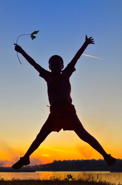 Tiener Kind Springen Met Blauwe Hemel Als Achtergrond — Stockfoto