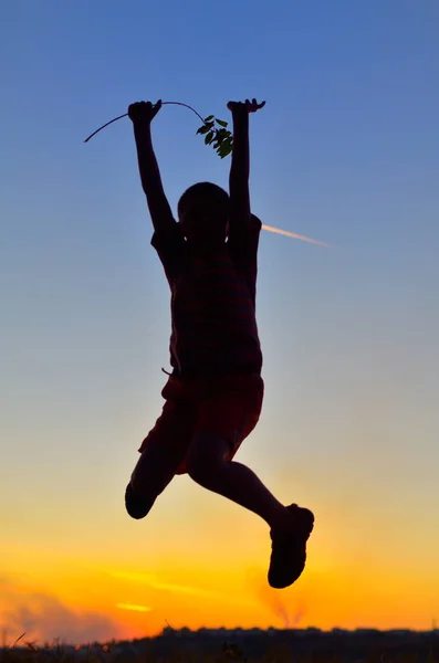 Подростковый Ребенок Прыгает Голубым Небом Качестве Фона — стоковое фото