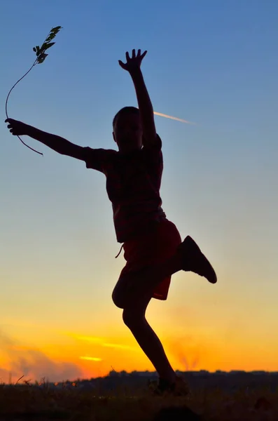 Adolescent Enfant Saut Avec Ciel Bleu Comme Fond — Photo