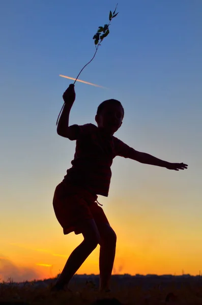 Bambino Adolescente Che Salta Con Cielo Blu Come Sfondo — Foto Stock