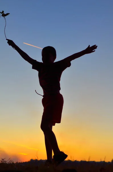 Adolescente Saltando Con Cielo Azul Como Fondo —  Fotos de Stock