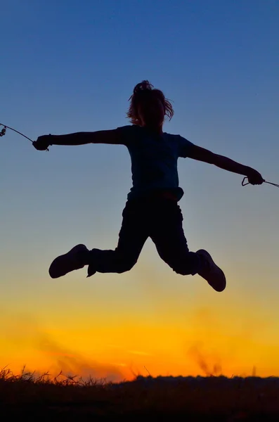 Genç Çocuk Arka Plan Olarak Mavi Gökyüzü Ile Atlama — Stok fotoğraf