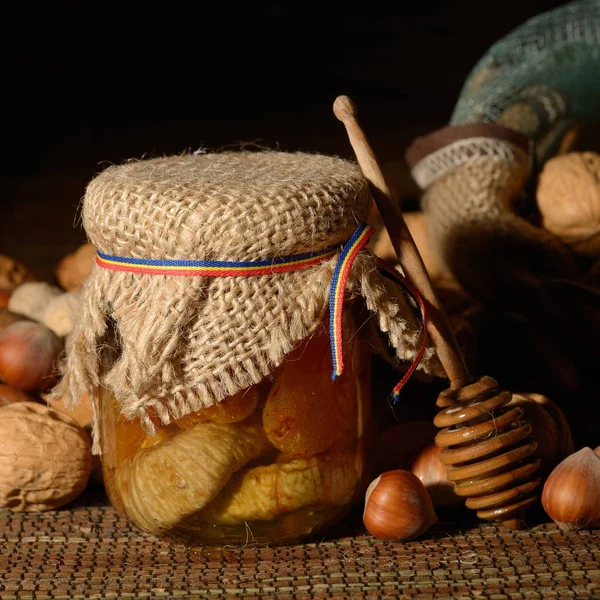 金色的蜂蜜和带壳的水果 — 图库照片