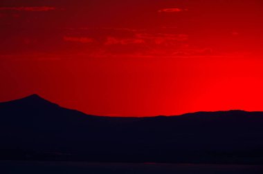 Dağların ardında güzel gün batımı 