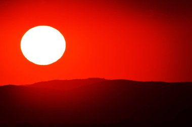 Dağların ardında güzel gün batımı 