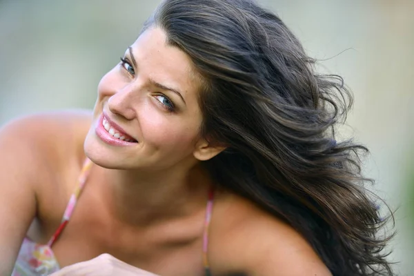 Joven Sonriente Mujer Aire Libre Verano Día Soleado —  Fotos de Stock