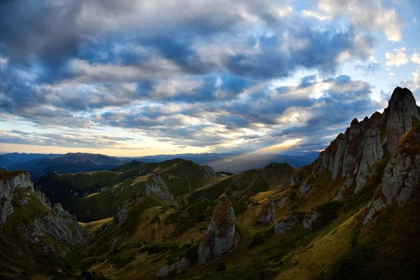 Paisaje Montaña Atardecer Nublado Ciucas Rumania — Foto de Stock