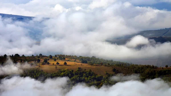 Paisaje Montaña Con Nubes Blancas Otoño — Foto de Stock