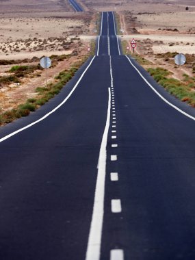 Lanzarote Adası, Kanarya Adaları, İspanya'nın volkanik manzara aracılığıyla boş sonsuz Otoban