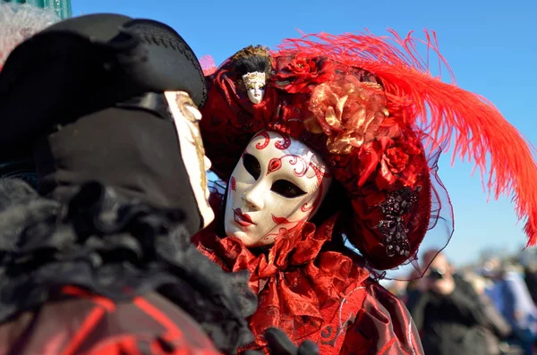 Benátky Března Neznámí Lidé Benátské Kostým Navštěvuje Benátský Karneval Festival — Stock fotografie