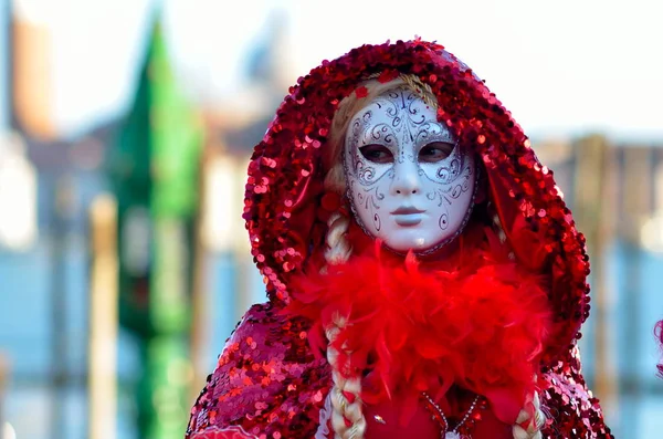 ヴェネツィアのカーニバルの功妙なマスクの女 — ストック写真
