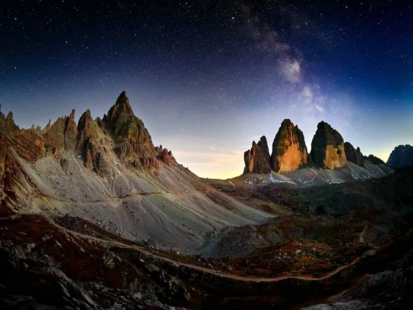 阿尔卑斯山风景与夜天空和 Mliky Cime Lavaredo 白云岩 意大利 — 图库照片