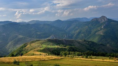 Dumesti, Alba İlçesi, Romanya sisli sabahı güzel dağ manzarası