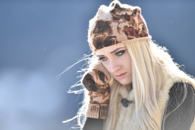 genç güzel kadın portre Kışın açık