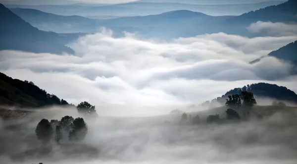 秋の朝の霧山の風景 — ストック写真