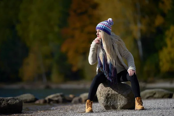 Young Pretty Woman Outdoor Fall Sitting Lake — Stock Photo, Image