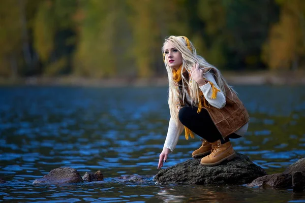 Jeune Jolie Femme Plein Air Automne Assis Bord Lac — Photo