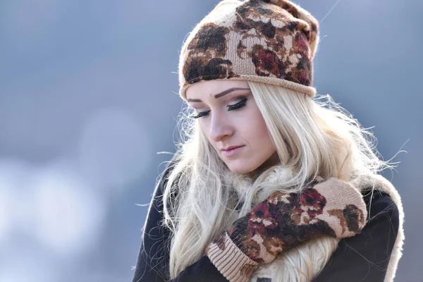 Jonge Mooie Vrouw Portret Buiten Winter — Stockfoto