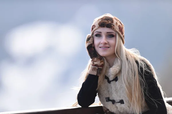 Joven Bonita Mujer Retrato Aire Libre Invierno —  Fotos de Stock